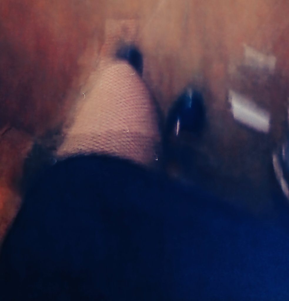 Para ser un buen bufón 
Cumple con tu misión.
Vacía tu cartera con alegría,
Que el sonido del bizum sea mi melodía.
En esta noche lluviosa y fria
Con tu dinero haré poesía.

Rural y poeta.

643 33 48 19

#findom #finfet #finsub #beta #sub #simp #sumisofinanciero #cajerohumano