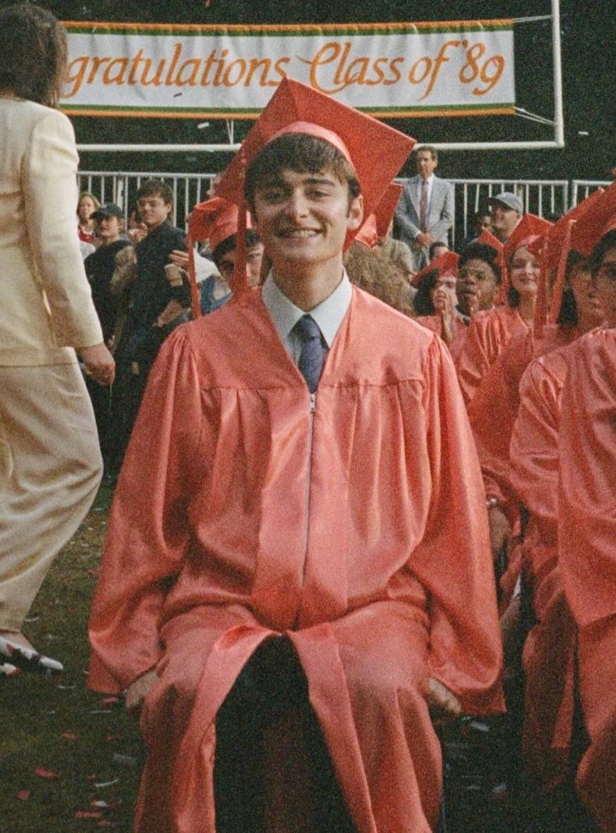 lalalactoast's tweet image. 😭he😭grad😭u😭ated😭