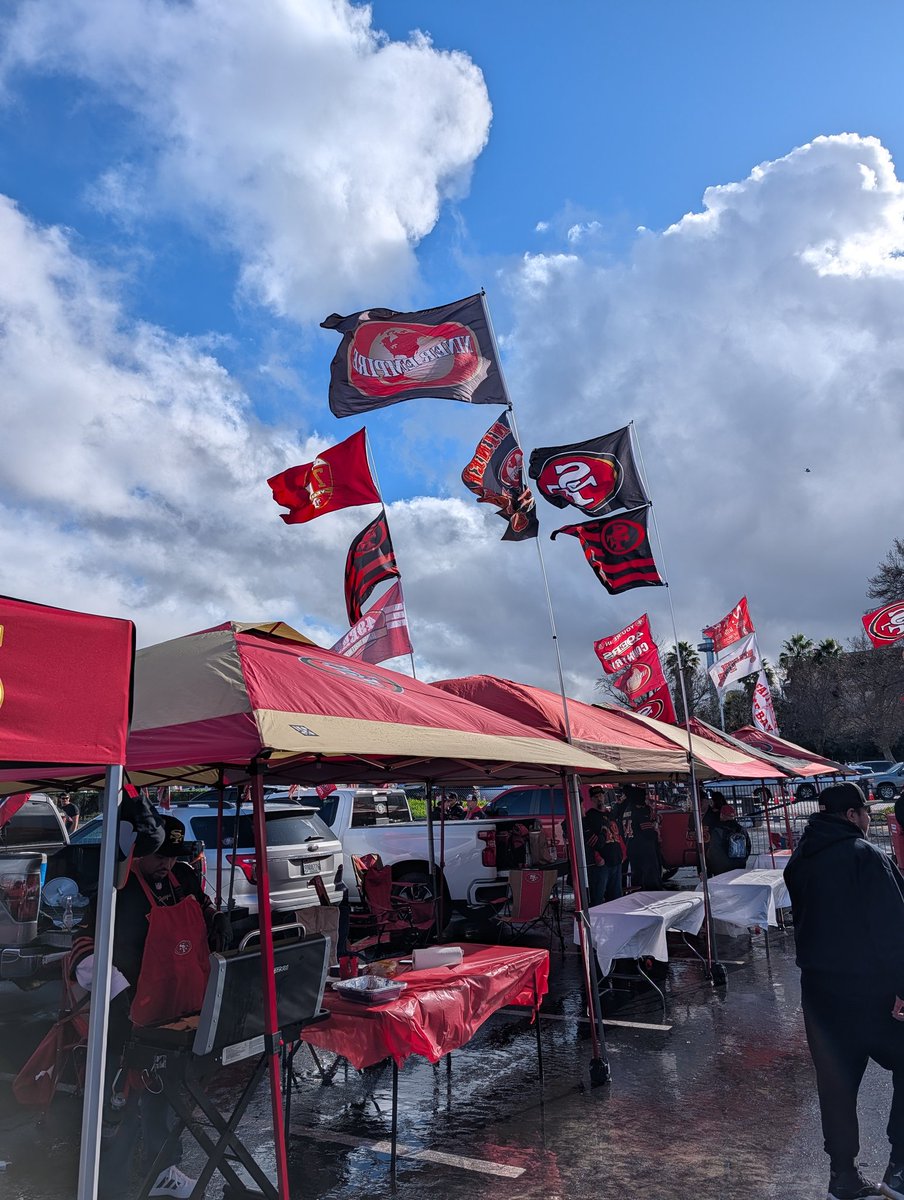 Rombinothegreat's tweet image. Let's go 49ers!!! 

Green lot pole 16 come visit @RoyalRetros and slam a beer with us