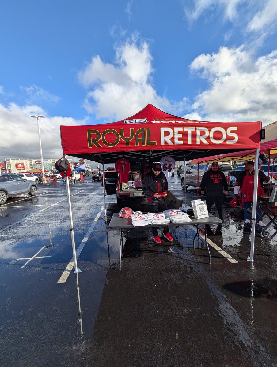 Rombinothegreat's tweet image. Let's go 49ers!!! 

Green lot pole 16 come visit @RoyalRetros and slam a beer with us