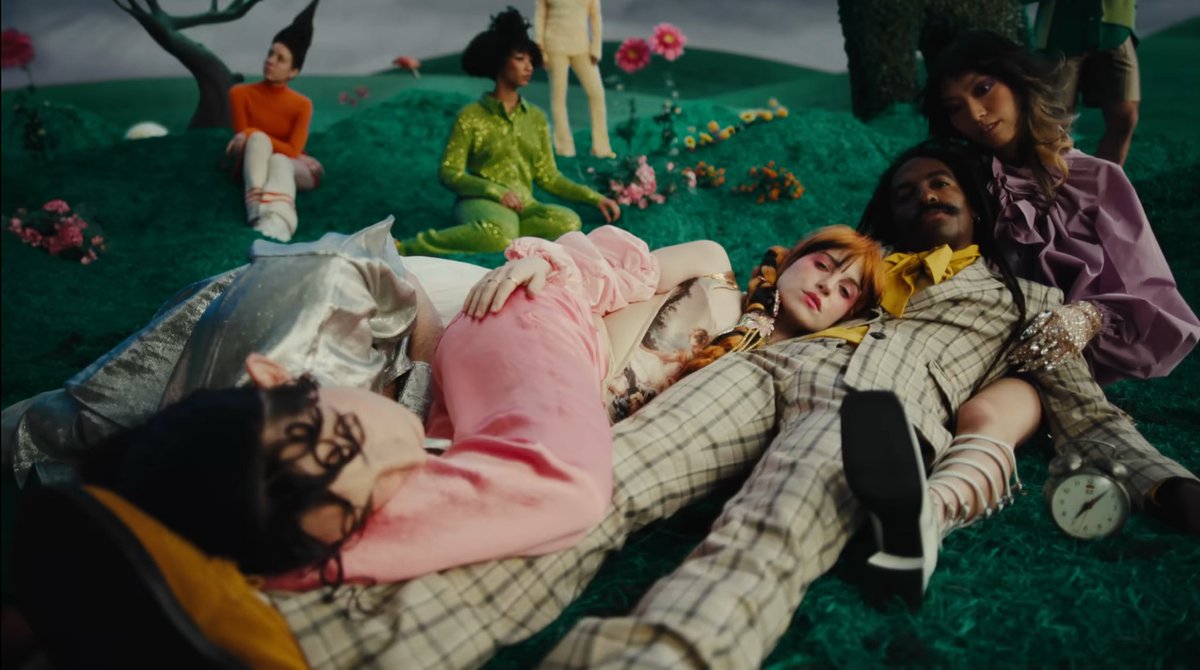 nvrfeltsoglum's tweet image. paramore this is why era music videos you will always be famous!!!