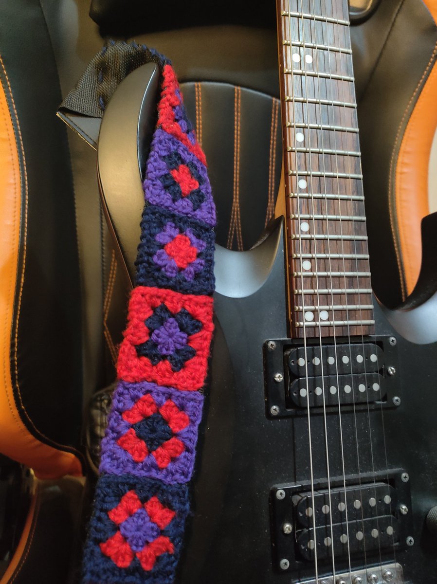 Зацініть, який шикарний ремінь для гітари мені сестра зв'язала на Новий рік🥹🥹🥹