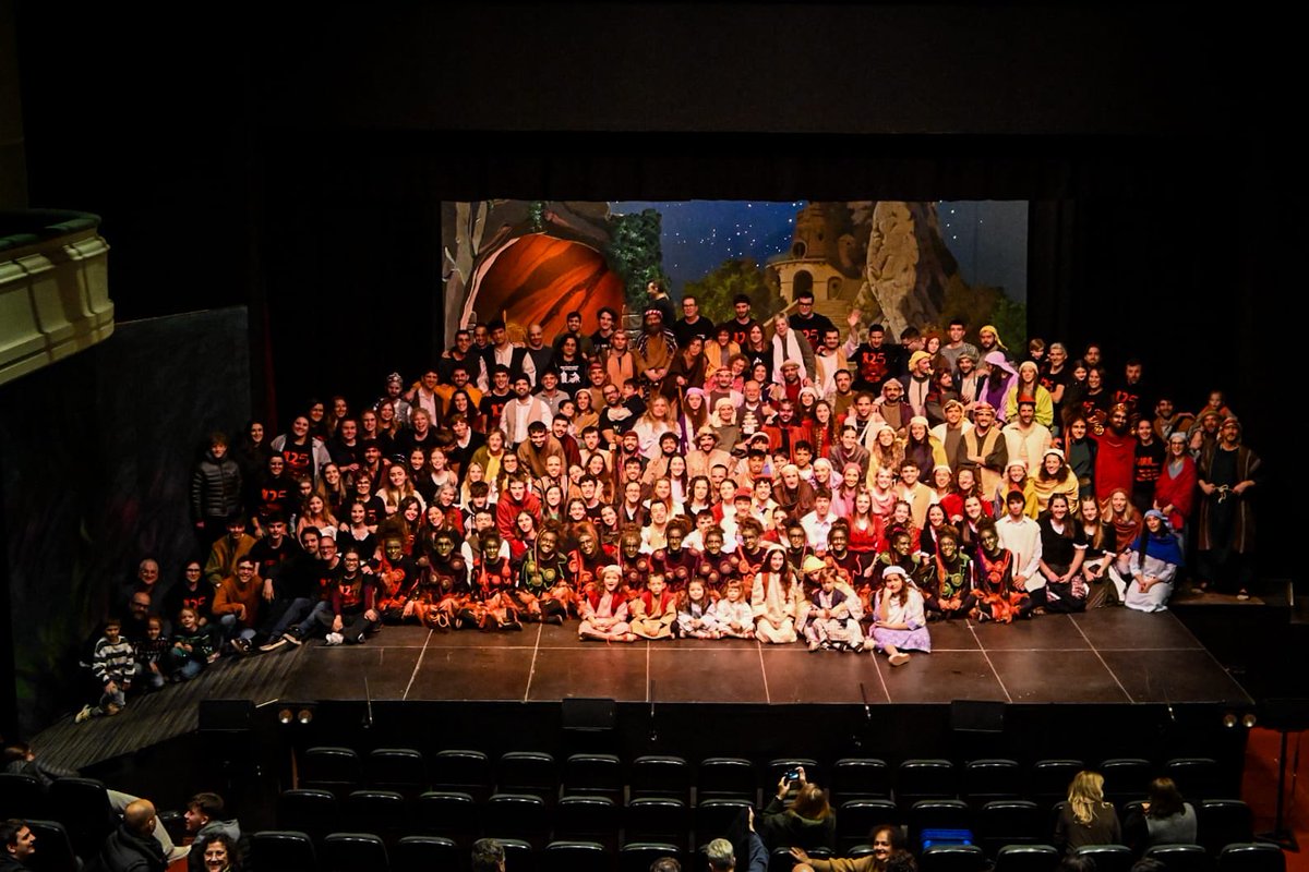 🐲 Quin dia, avui! 🔥 Agermanament de Els Pastorets de Berga amb els <a href="/PastoretsMolins/">PastoretsMolinsdeRei</a> i #elcentresantquirze! 🌟 Llarga vida als Pastorets del Pitarra!

#125anyspastoretsberga #elspastoretsdeberga #pastorets @ajuntamentberga <a href="/elbergueda/">El Berguedà</a> <a href="/pastoretscat/">Coordinadora de Pastorets de Catalunya</a> 

📸 <a href="/qvegasm/">Queralt Vegas</a>