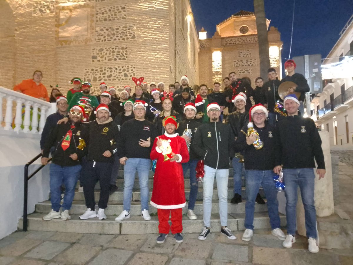 En el día de ayer, nuestra banda llevó a cabo un pasacalles navideño por las calles del centro de nuestra ciudad. Agradecemos al Excmo. Ayuntamiento de Almuñécar, permitirnos volver a estar presente en éstas fiestas navideñas de nuestra ciudad.
