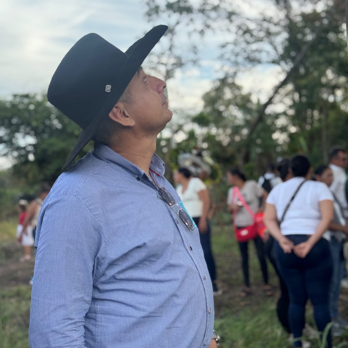 WilliamAljure's tweet photo. Este gran árbol hoy recibe bajo sus ramas dos semillas, confiados en la promesa de que “los que siembran con lágrimas, con regocijo segarán” (Salmo 126:5). 🌳🕊️
Con profundo respeto y en la paz del Señor acompaño el dolor de la familia de mi amigo, el hermano Víctor Lora, pastor de la Iglesia Pentecostal Unida de Colombia, por su partida y la de su amada madre, Rubiela Raigosa.
Tras el accidente de tránsito ocurrido el pasado 28 de diciembre, hoy descansan en la presencia del Señor, dejando un legado de fe que permanece en su familia y en su congregación.
Mientras tanto, en tierra, el legado de nuestro hermano permanecerá y será recordado. ✨
