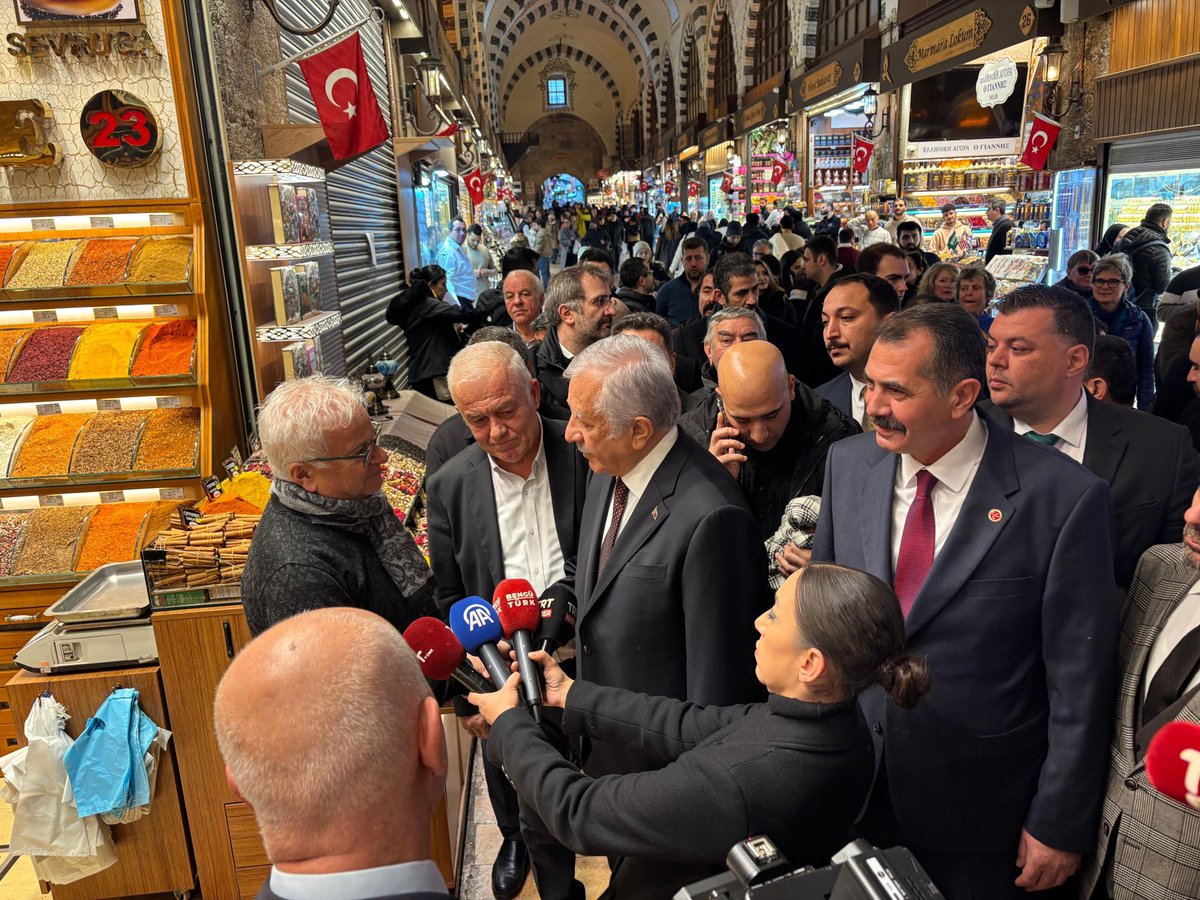 Genel Başkanımız Sayın Devlet Bahçeli’nin talimatları ile “#HayırlıGünlerKomşum” ve “#DerdinDerdimizdir” ziyaretlerinde, Mısır Çarşısı Esn. Yardımlaşma Koruma Derneğini TBMM Başkanvekilimiz ve İst.Milletvekilimiz Sn. <a href="/celal_adan/">Celal ADAN</a> ve dava arkadaşlarımızla beraber ziyaret ettik.