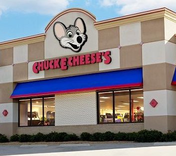 Super70sSports's tweet image. Chuck E. Cheese is on Uber Eats. I want you to consider for a moment what kind of human being would order in from Chuck E. Cheese. This pizza only even exists so that a rat can maintain a chain of child casinos. Nobody wants to eat that shit at home.