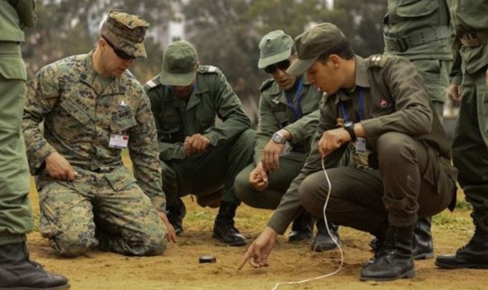 Opti4445's tweet image. جندي من قوات دلتا الأمريكية التي ألقت القبض على مروج المخدرات مادورو في تمرين مشترك مع القوات المسلحة الملكية المغربية خلال مناورات الأسد الإفريقي  2025.....🤔