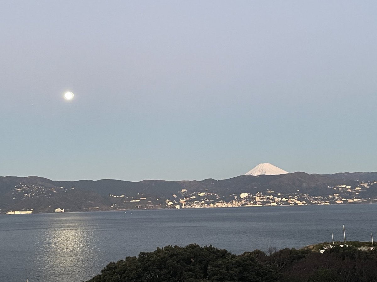 tanakanaoto's tweet image. 師匠に呼ばれまして初島なう
1/4 朝6時35分
初島からの月と富士山