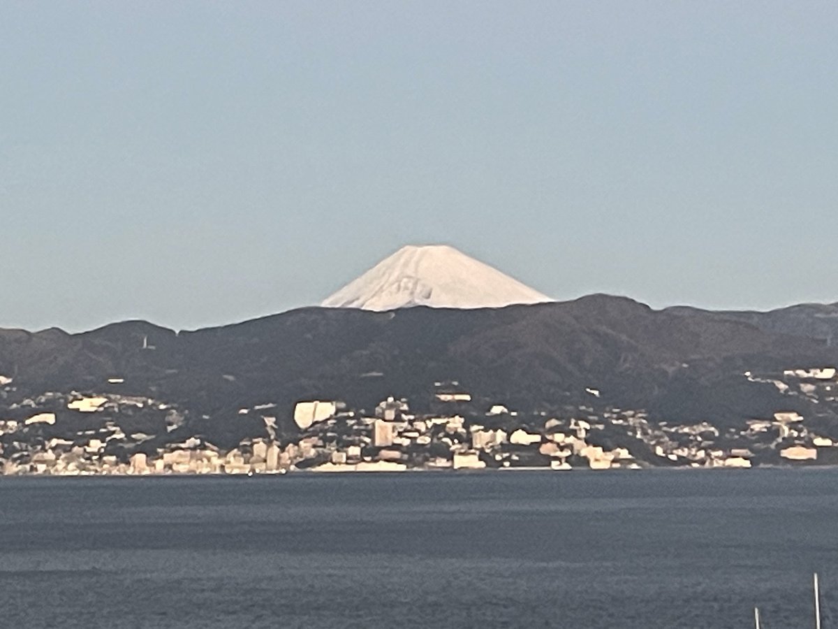 tanakanaoto's tweet image. 師匠に呼ばれまして初島なう
1/4 朝6時35分
初島からの月と富士山