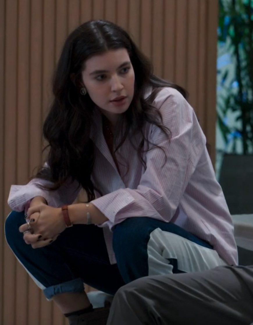 lorena fica um absurdo com essa camisa, vai emocionar demais quando ela acordar na casa da eduarda e usar só essa camisa pra ir tomar café com a namorada