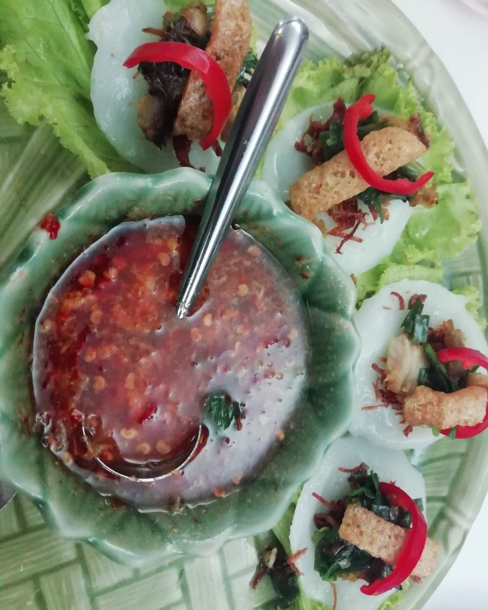 We are still dreaming about this texture combo. You have the soft, pillowy base, the crunch of the fried topping, and the sharp kick of the sauce in the center.

It’s bold, it’s spicy, and it’s exactly why we travel.
.
.
.
.
.
#TravelForFoodHub #Food #Travel #LocalEat #TravelTips