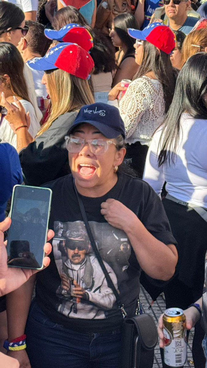 fluying's tweet image. Capturaron a Maduro hoy.
Hoy ya hay merchandising.
Así de rápido funciona el libre mercado argentino 
@JMilei