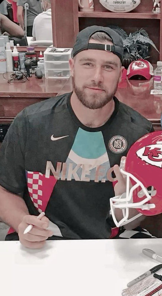 carlajamn's tweet image. Travis Kelce #WPMOYChallenge
