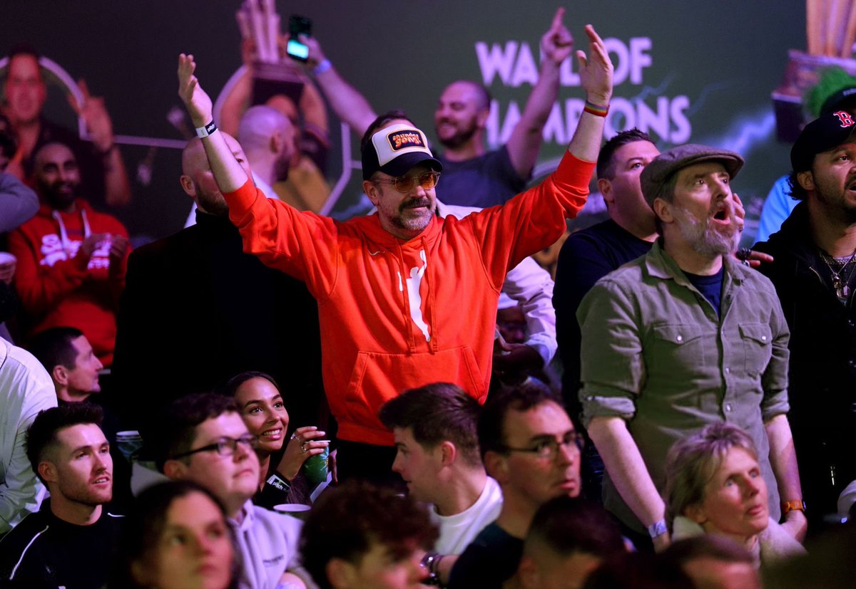 SudeikisNews's tweet image. 📸 | jason sudeikis and brendan hunt at the 2026 world darts championship today