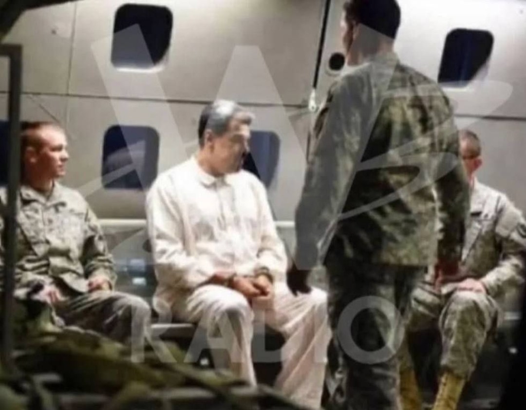 Venezuela Savunma Bakanlığı;
Çok sayıda generalin görevden alınarak gözaltına alındığını açıkladı.

Yani;
Bazı generaller Devlet Başkanı’nı satmış. 
Vatana ihanet etmiş.
Ve ABD askeri Maduro’yu yatağından almış. 
Tabi bu generallerle.
Ortada büyük bir ihanet var.

Geçici Başkan