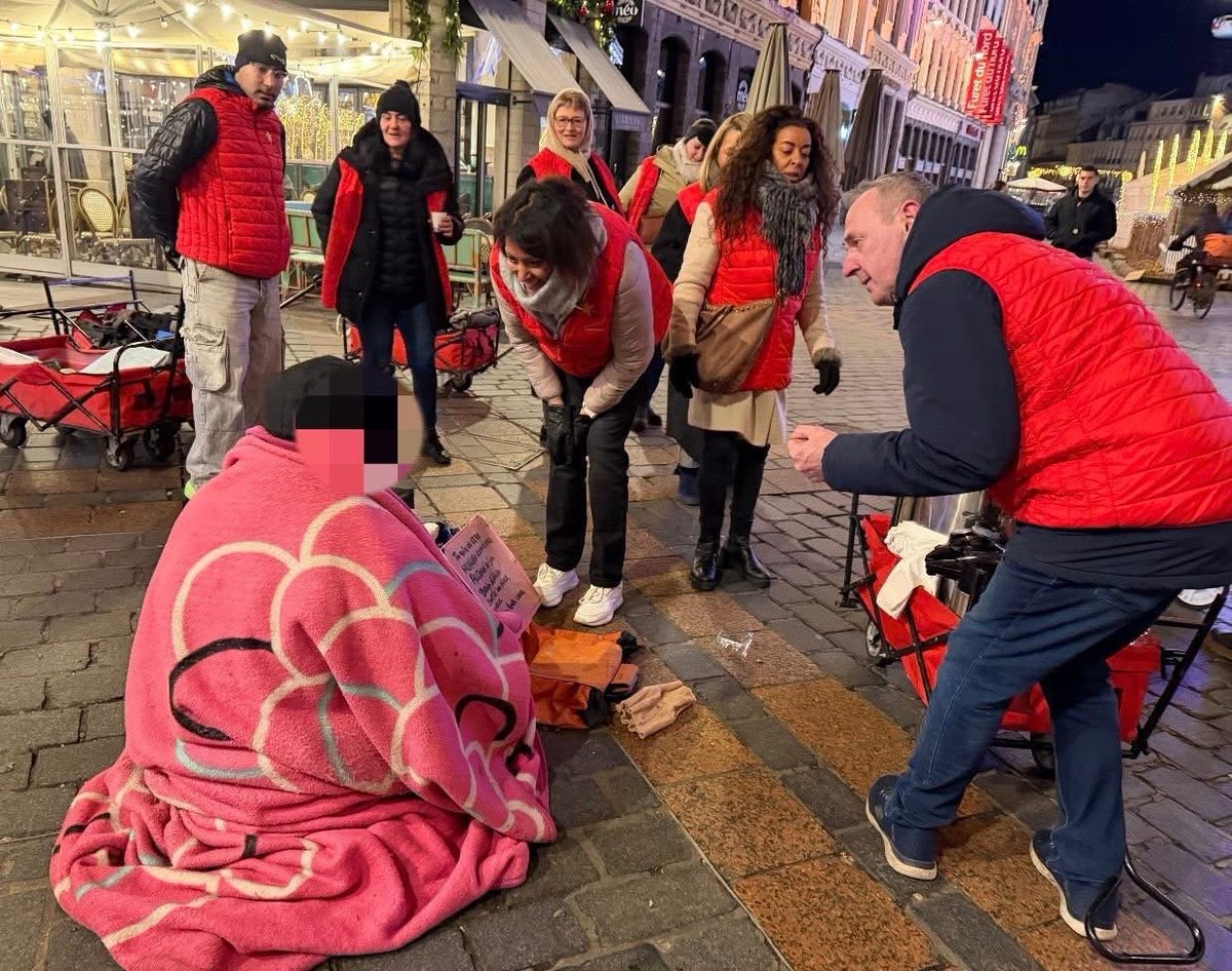 🤗 Une couverture, un sourire, une présence. Parfois, il suffit de presque rien pour rallumer une étincelle d’espoir chez celles et ceux que la rue a trop souvent rendus invisibles.

❤️ Chaque attention compte. Chaque regard rend sa dignité. Chaque main tendue réchauffe bien plus