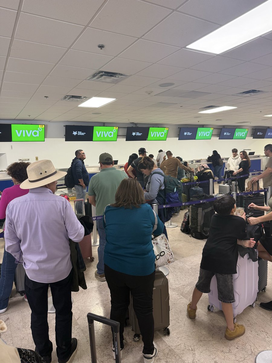 sinuhelp's tweet photo. @VivaAerobus tu gente si puede llegar tarde pero el pasaje no? Increíble nadie que atienda en @AeropuertoHMO https://t.co/QJqRMIZ8Og