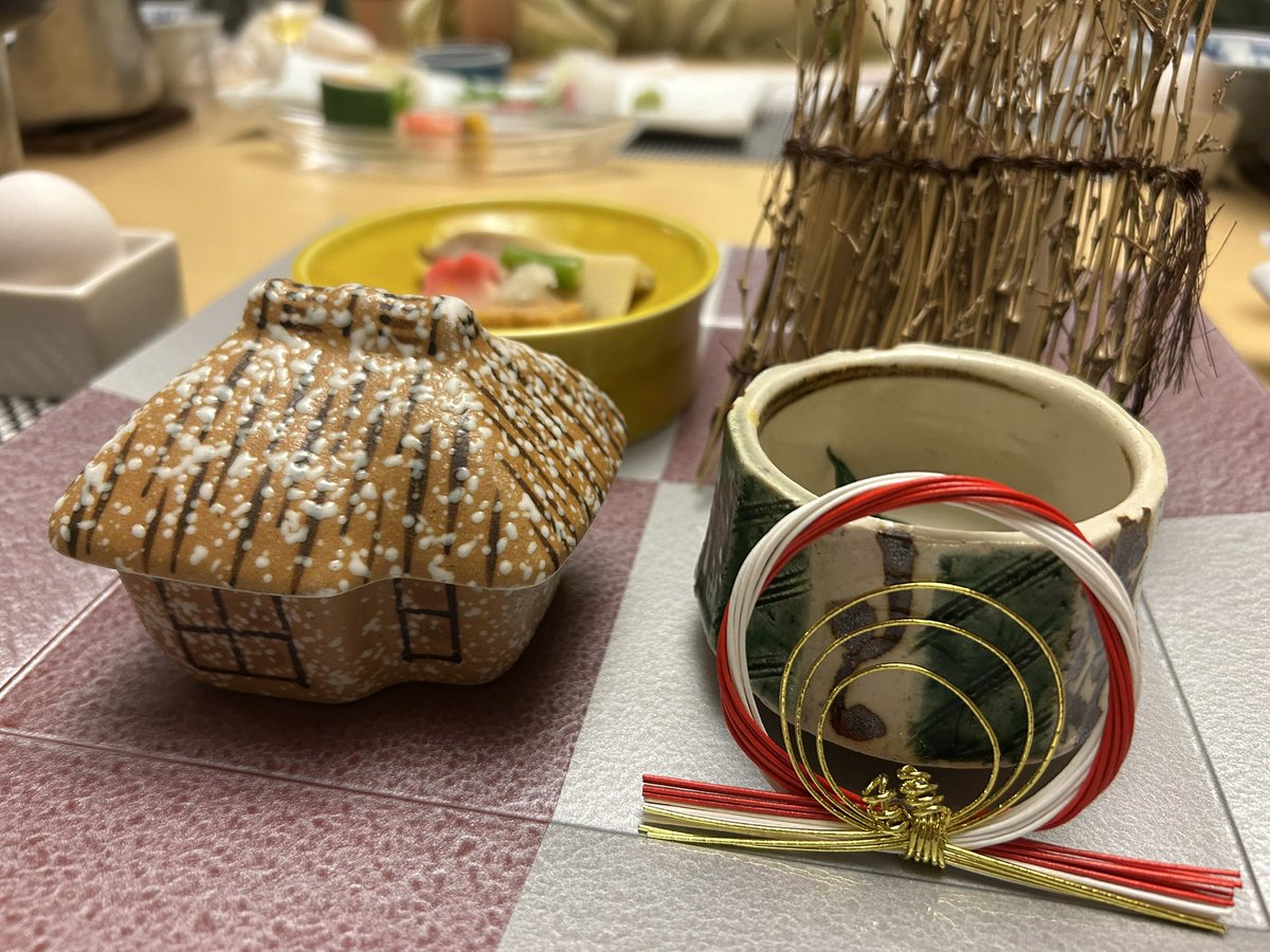 おはようございます🌞みんな、げんきですかー！（げんき調べ）
可愛い器にほっこり癒される旅館の晩ごはんを堪能した昨夜でした。明日埼玉帰るとか、考えたくない🤣