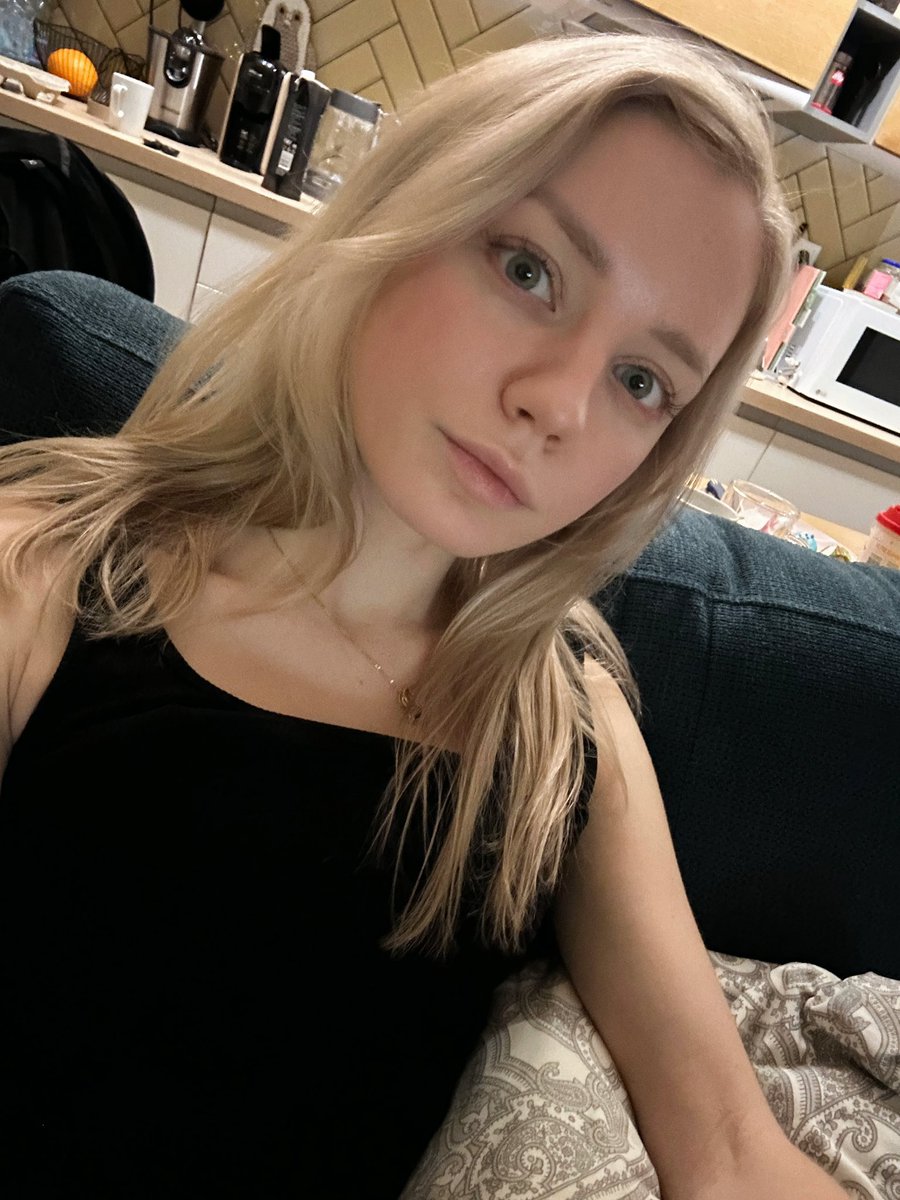 Ты чё тут одна? Привет