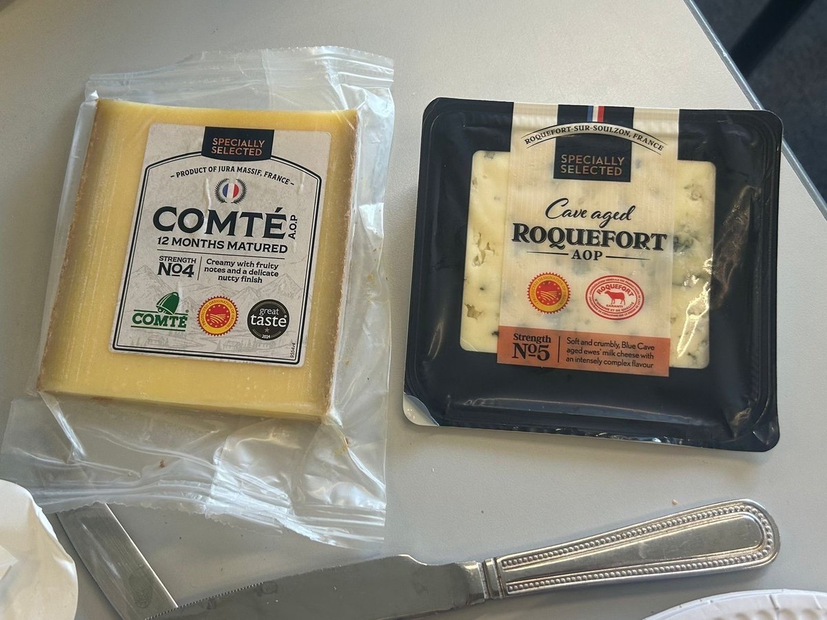 ComeraghCollege's tweet photo. Madame Sharpe et sa classe de français LCA2 ont essayé différentes cuisines françaises. C’était merveilleux 🧀🥖 🇫🇷
Ms. Sharpes LCA French class have been sampling some French cuisine over the last number of weeks. It’s been fantastic 🧀🥖 🇫🇷 @TipperaryETB https://t.co/rg2UHg3csu