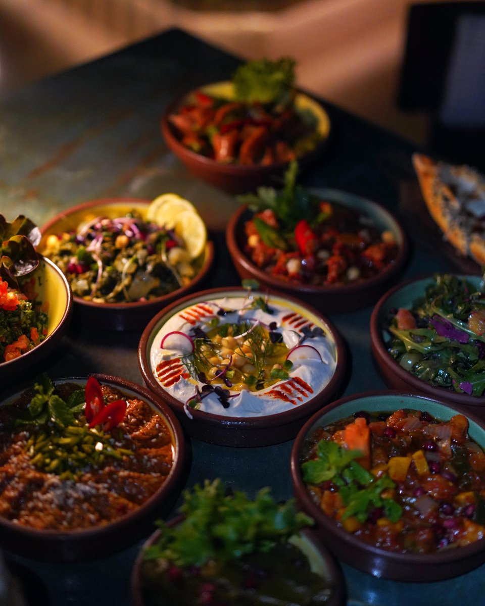Romantisches Abendessen mit Aussicht ♥️ 

Im Amaseena Dubai werdet Ihr sicherlich einen unvergesslichen Abend haben. 

Orientalische Köstlichkeiten und eine wunderschöne Kulisse warten hier auf Euch. 🌙 🏮 

📸 IG/ chadwick000000
#VisitDubai