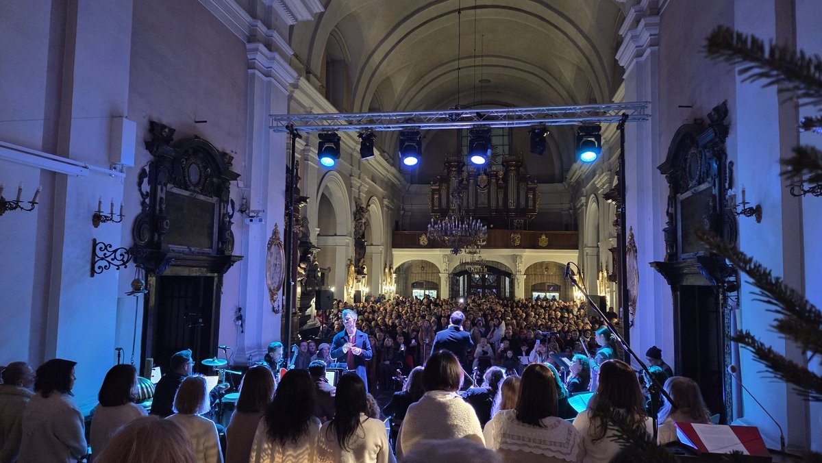 Dariusz_Lasocki's tweet photo. U Franciszkańow na Senatorskiej zaśpiewaliśmy świątecznie-kolędowo-z przytupem.🎸🪇🥁🎙🔊
Chór #UnaCorda pod batutą Adama Sztaby 🎶 https://t.co/T2cwxAleiz