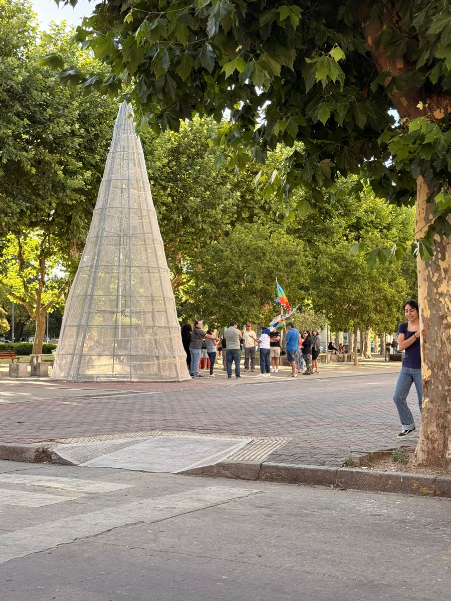 Masivo apoyo a la marcha de "autoconvocados" contra las acciones de Trump!! 😂😂
Vayan a tomar mates a sus casas  zurdos y revuelquense del odio mientras el común de la gente y los hermanos venezolanos  celebran porque Venezuela puede empezar a soñar con recuperarse !