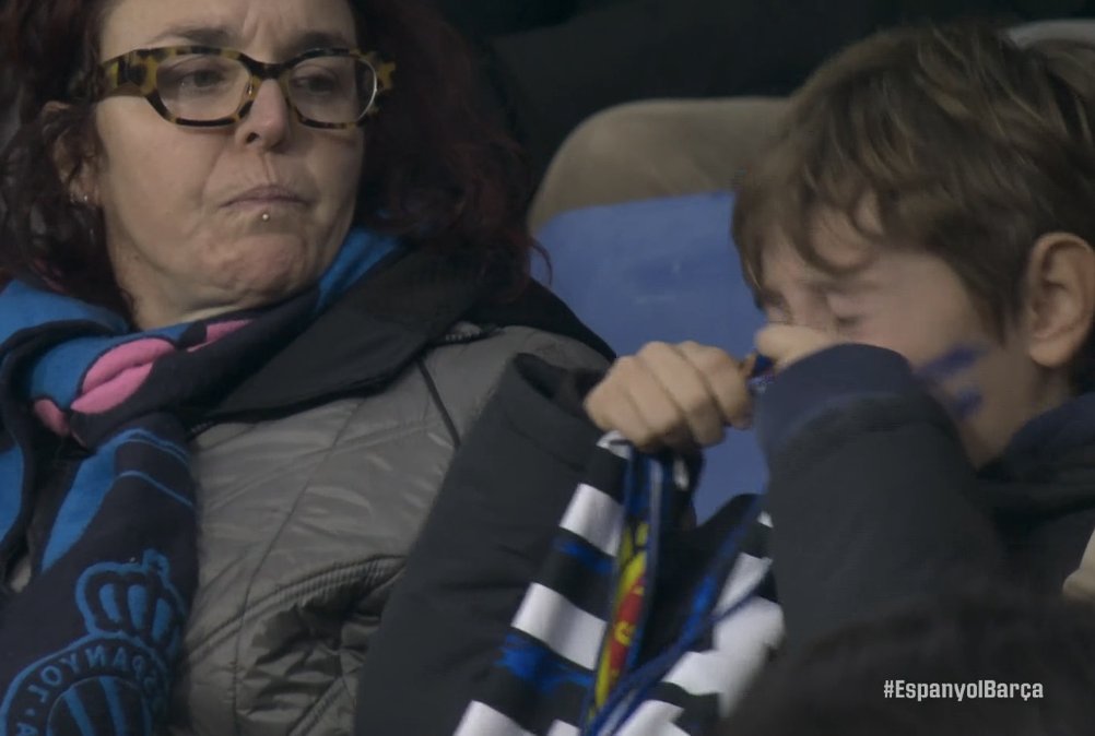 TouchlineX's tweet image. 📸 - This little Espanyol fan is crying.