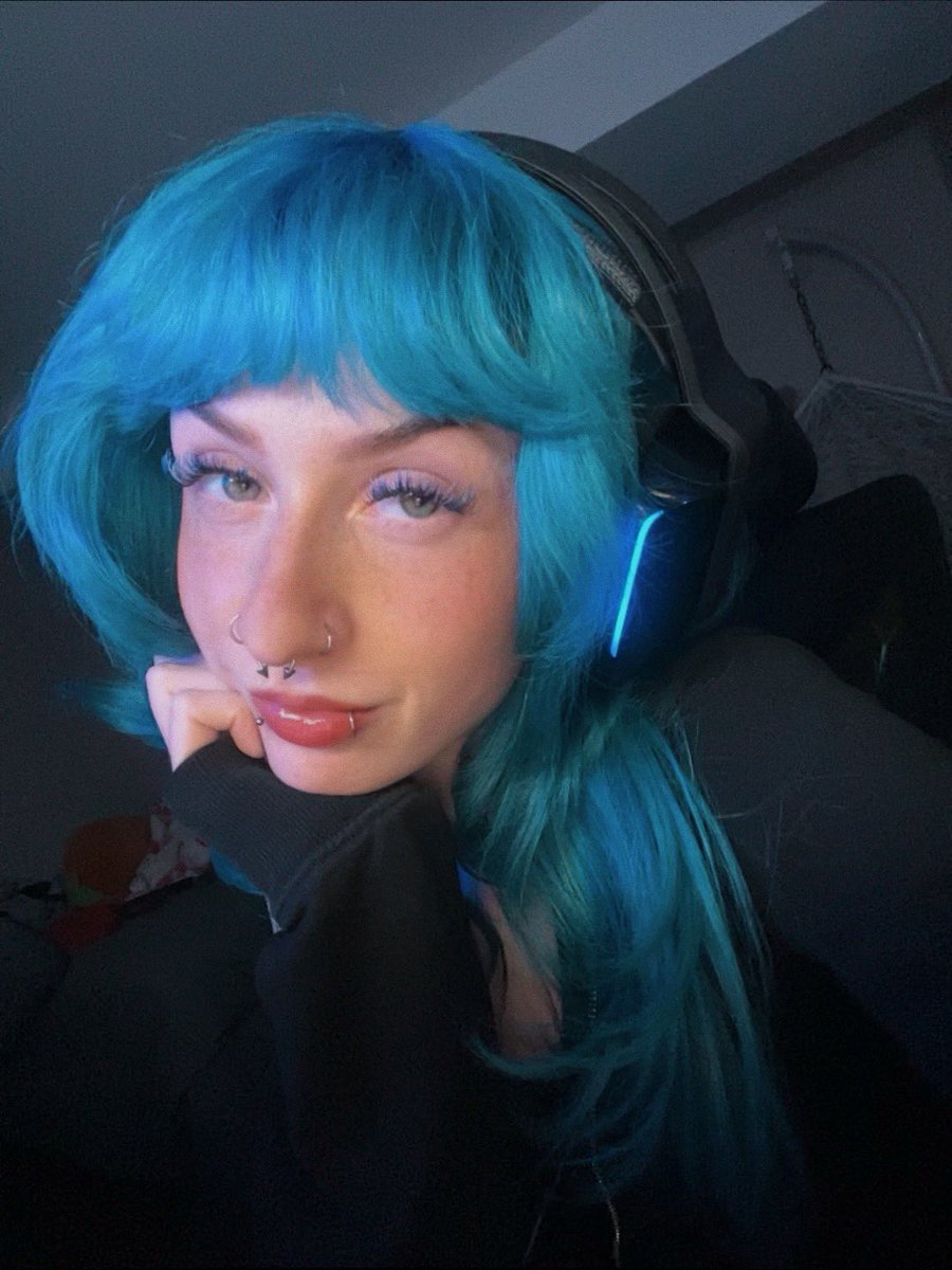 moodymeli's tweet image. big head