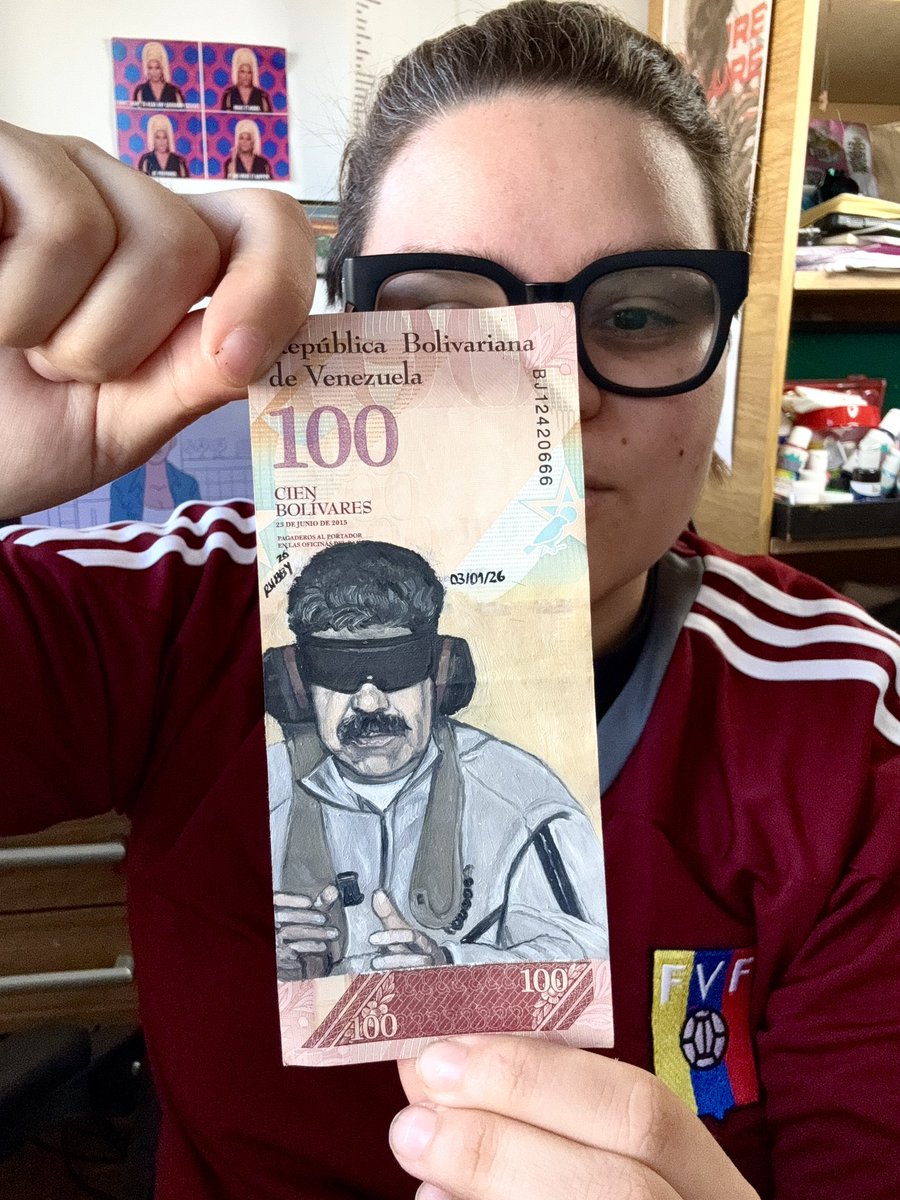 RubbyCobain's tweet image. dictador preso, óleo sobre 100 bolívares, 2026.

por los que están y los que no 
salú,
seguimos.

feliz 3 de enero,
ahora si arrancó el año.