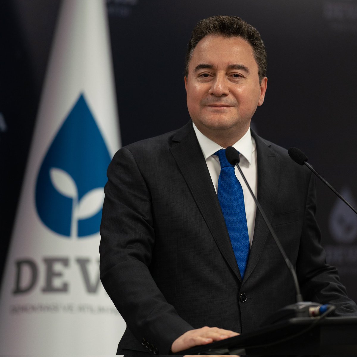 Ali Babacan:

"Venezuela’da yaşanan son gelişmeler; uluslararası hukukun temel sütunu olan devletlerin egemen eşitliği ilkesine aykırıdır, Birleşmiş Milletler Şartı’nın açık ihlalidir.

Maduro rejiminin iç demokratik süreçleri tıkaması ve insan hakları ihlalleri böyle bir