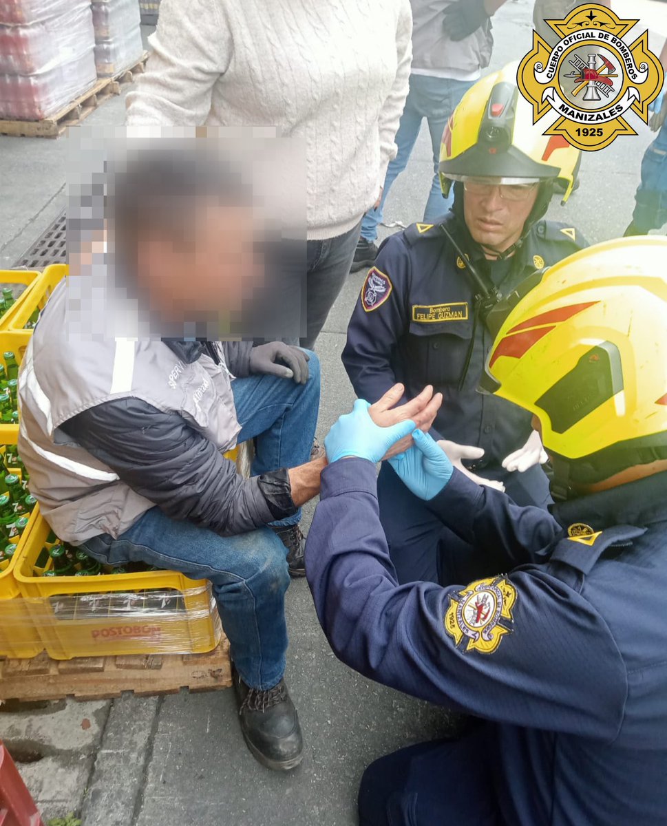 #BomberosManizalesTeCuida 
🚒Se atendió llamado de emergencia; informan que un obrero de una empresa, tenia una mano atrapada en un compartimento de un vehículo transportador de gaseosa.

🧑🏼‍🚒Se realizaron cortes en láminas, para liberar falanges que resultaron lesionadas.