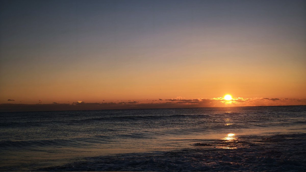 udonkoudonge's tweet photo. 遅くなりましたが、明けましておめでとうございます🌅
2026年釣り初め🎣
風もなく、波も穏やかです😆 https://t.co/X3i7ahuhhj