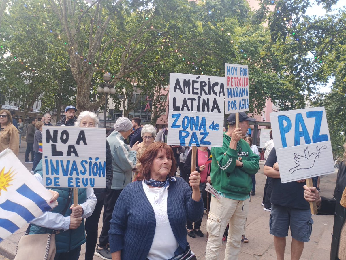 En este momento, concentración en Plaza Libertad en contra de la cobarde agresión imperialista sobre territorio venezolano.

¡Fuera yankees de Venezuela y de América Latina!