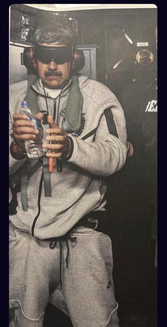 LuisCarlos's tweet image. Sobre la foto de Maduro siendo trasladado con los ojos vendados es importante decir algo desde la perspectiva de derechos humanos:

Vendar los ojos no es una medida normal ni aceptable. No se considera legítima y puede constituir tratos crueles.

Explico por qué: El uso de…