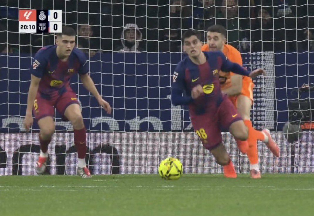 R_FCB5's tweet image. يخرب بيت العشق ياحارسي

رمى مارتين على الكورة عشان ماتدخل
منع انفرادين 1v1
6 تصديات على المرمى من داخل منطقة الجزاء
برود تام مع الصافرات وغضب الجماهير
رجل المباراة ضد فريقه السابق على ارضهم

السبب الأول في توسيع الصدارة اليوم خوان غارسيا ❤️❤️❤️