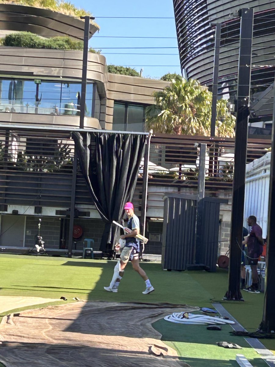 Tom Decent tweet media