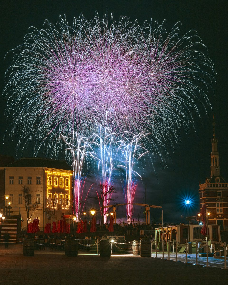 🎇⊂((・x・))⊃🎇