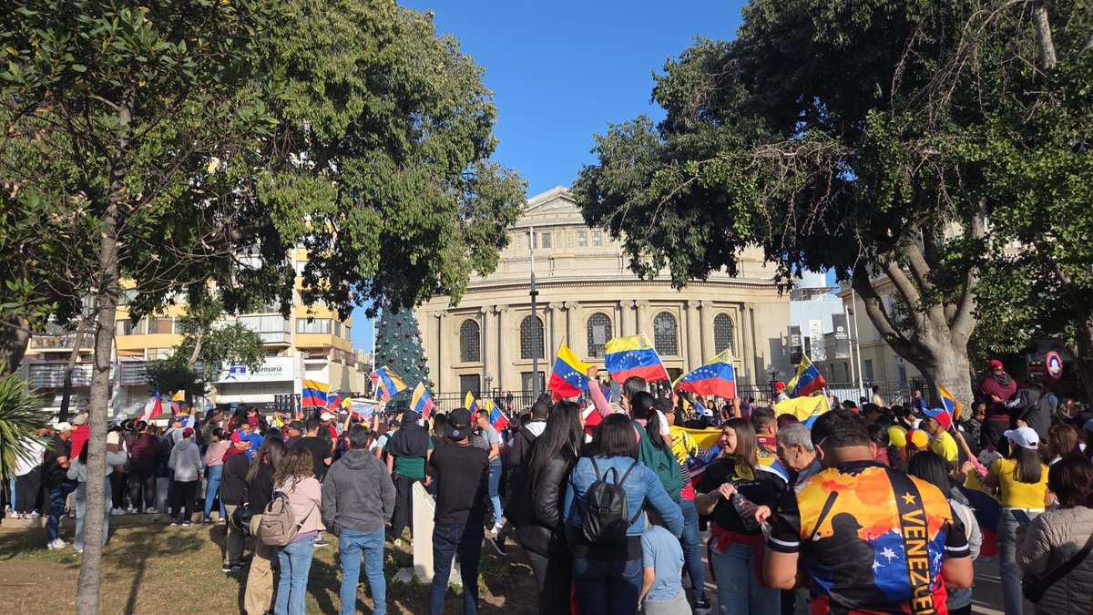 #AHORA: Personas Venezolanas celebrando en la plaza de Viña del Mar la caída de Nicolás Maduro.