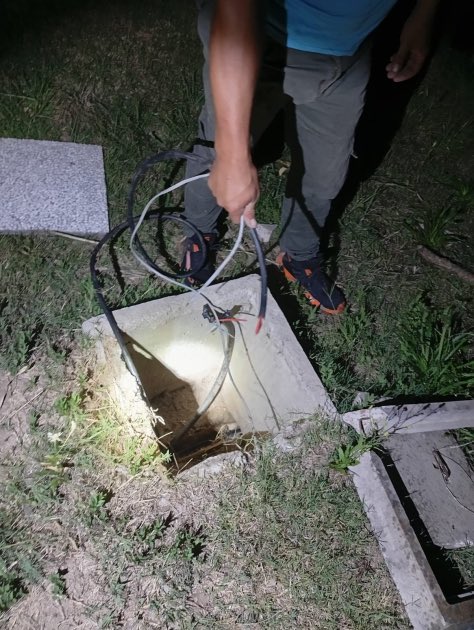 Un nuevo hecho delictivo se registró en la noche de este viernes 2, con el hurto de aproximadamente 60 metros de cableado en la zona de la Ciclovía, frente al frigorífico.
El robo de las redes eléctricas provocó la afectación del servicio de alumbrado público en el sector.