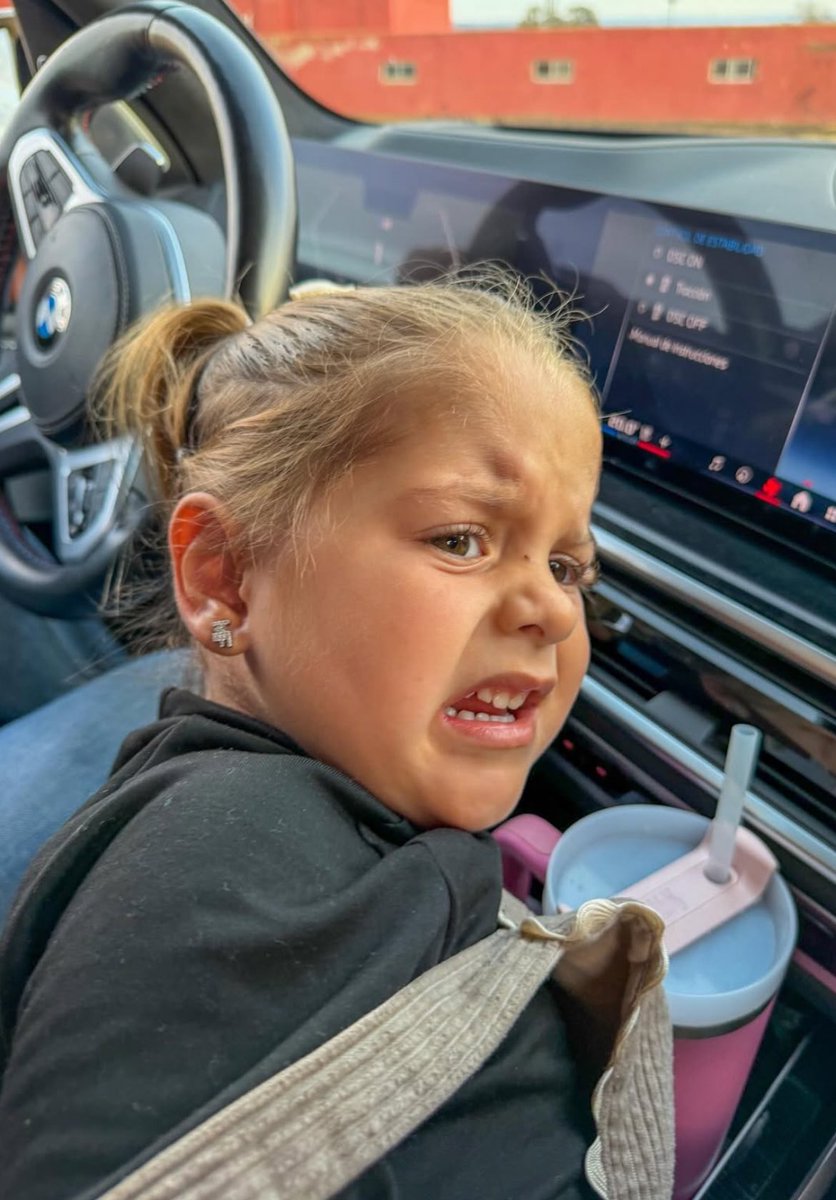 Quando a pessoa acha que tem intimidade comigo e vem me abraçar! 
Eu: