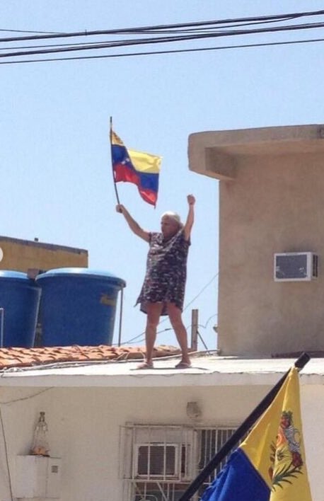 ChiguieTripolar's tweet photo. Quédense en sus casas, cierren las puertas, aléjense de las ventanas 
-Los Venezolanos: https://t.co/LTWkA35oRp