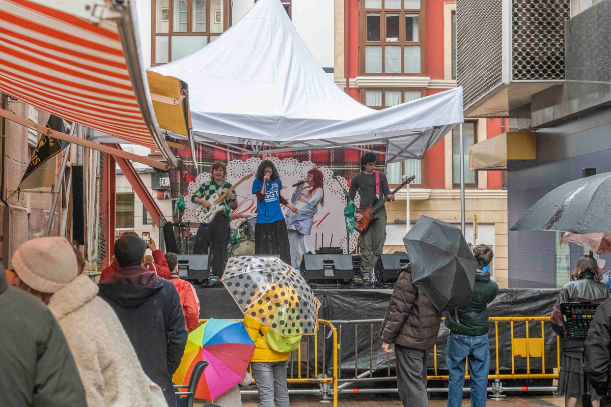 Torrelavega_es's tweet photo. 🤩Este sábado se celebra una nueva edición de Patrona en Navidad y aunque la lluvia se ha dejado sentir no ha faltado el público en los cuatro escenarios: Las Picas, Julián Ceballos, La Llama y la zona 
#PatronaenNavidad #LaNavidadesTorrelavega #Torrelavega #Torrelaveganízate https://t.co/skRfYxTR8m