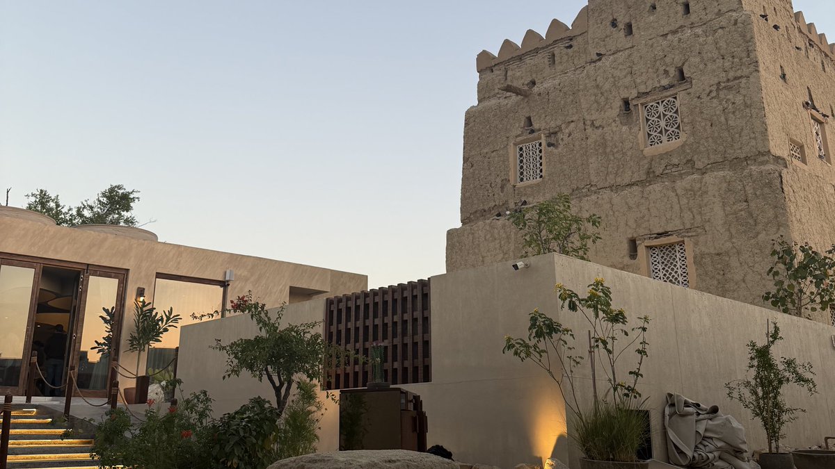 2ignari's tweet image. a brush of the knee, a touch of the elbow, a shared look, it all just kind of accrues, like a snowball running down a hill, until it becomes obvious, until the snowball becomes an avalanche. 

📍 al ain, uae #archivetwt #traveltwt