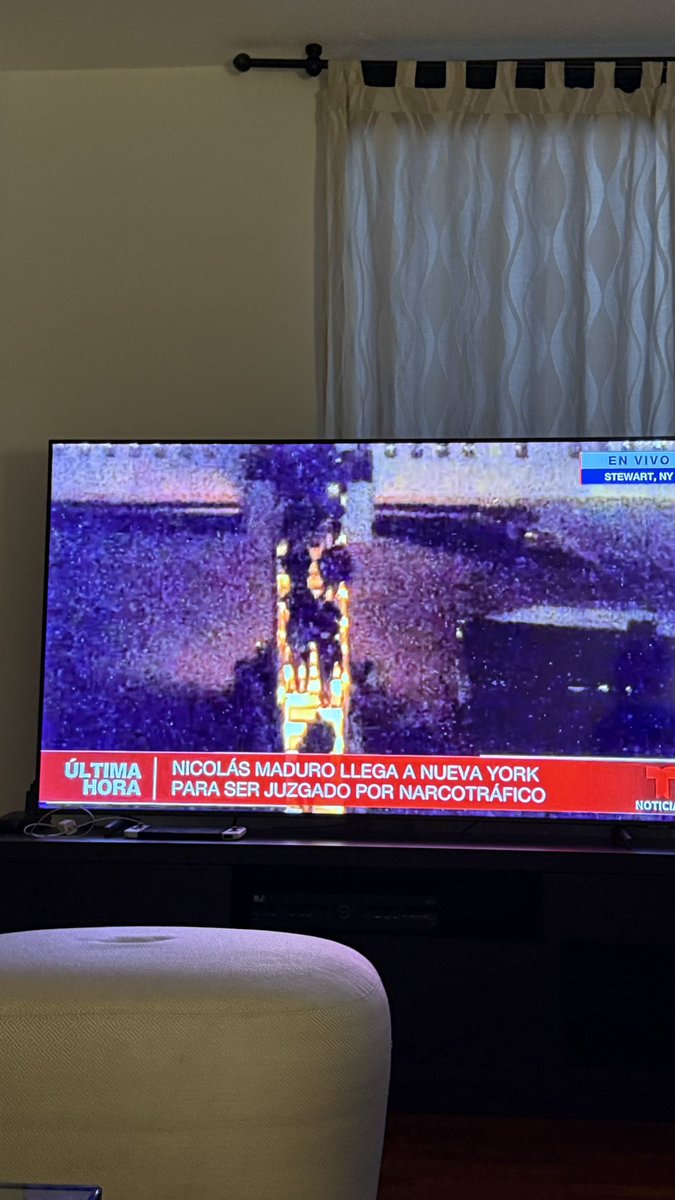 Nicolás Maduro bajando las escaleras del avión que lo trasladó desde la base militar de EEUU EN Guantanamo - Cuba.