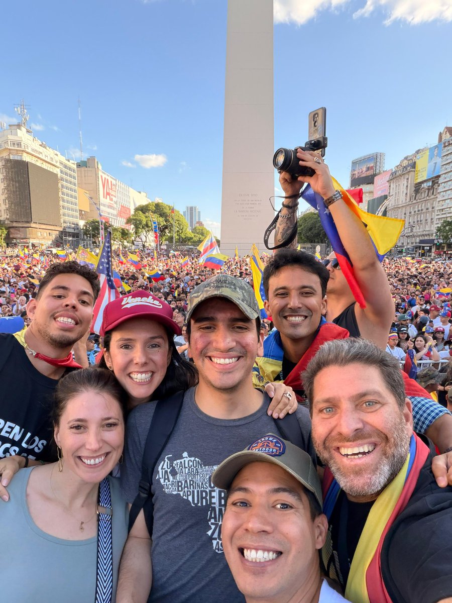 ajmechet's tweet image. ¡¡¡Feliz 3 de enero!!!

El centro de Buenos Aires es una fiesta argentino-venezolana en la que compartimos la alegra por la caída de Maduro. 

Fueron muchísimos años de desear profundamente algo que ahora está pasando. Sabemos que es el comienzo de una transición, que como todas…