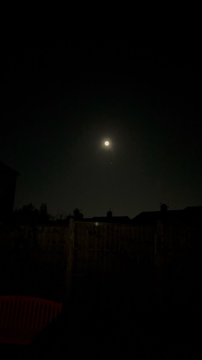 Stunning Wolf 🐺 Moon tonight, and I even went to a (very small! 😂 ) hill to see the moon rising earlier 🌕 🥰 #Windsor #SuperMoon2026 <a href="/SallyWeather/">SallyWeather</a> <a href="/itvweather/">ITV Weather</a>