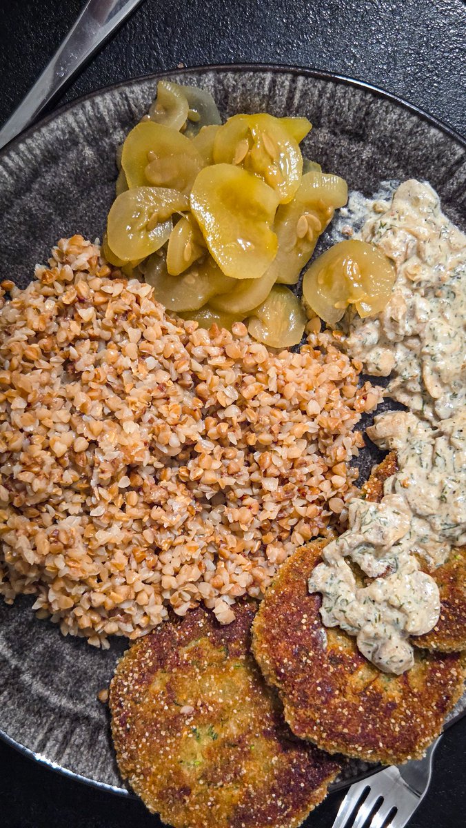 ptrqs's tweet image. kotlety cukiniowo-pieczarkowe z sosem pieczarkowym, kaszą gryczaną i ogórkami po żydowsku