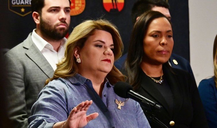 Jenniffer's tweet photo. Como Gobierno nos hemos preparado diligentemente para asistir a los pasajeros que temporalmente se le han cancelado sus vuelos por motivos de seguridad tras la captura del narcotraficante, Nicolás Maduro.

Como parte de las medidas implementadas:

•Se han habilitado espacios de alojamiento temporero en salones de hoteles (ballrooms), seis hoteles adicionales y el Centro de Convenciones de Puerto Rico en caso de ser necesarios.

•Se coordinó la transportación desde el Aeropuerto Internacional Luis Muñoz Marín hacia los hoteles habilitados, en colaboración con la Autoridad de Transporte Integrado.

•Se dispuso la instalación de catres en distintos hoteles para atender la demanda de hospedaje temporero.

•Se mantiene coordinación continua con el sector turístico y hotelero para garantizar la atención adecuada a los visitantes.